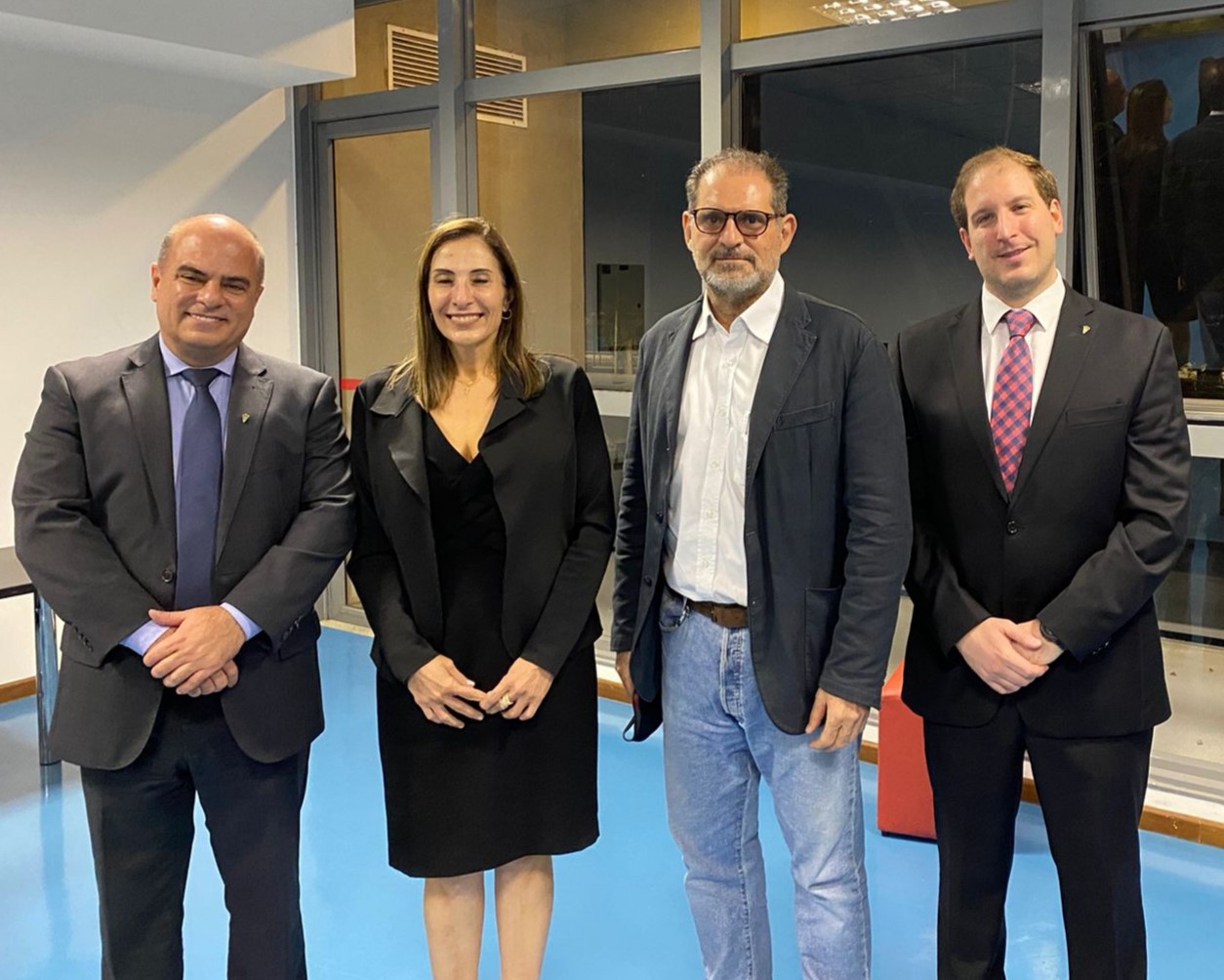 O vice-presidente e presidente da Comissão Técnica de Educação do CRMV-SP, Fábio Manhoso; a integrante da Comissão Técnica de Educação, Kátia Denise Saraiva Bresciani; o diretor da FMVZ-USP, José Ferreira Neto; e o presidente da Comissão Técnica de Políticas Públicas, Raphael Marco Blech Hamaoui, posam para a câmera. Estão todos de pé, lado a lado, sorrindo.