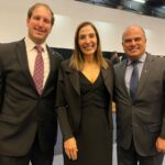 O vice-presidente e presidente da Comissão Técnica de Educação do CRMV-SP, Fábio Manhoso; a integrante da Comissão Técnica de Educação, Kátia Denise Saraiva Bresciani; e o presidente da Comissão Técnica de Políticas Públicas, Raphael Marco Blech Hamaoui, posam para a foto. Estão de pé, lado a lado, sorrindo.