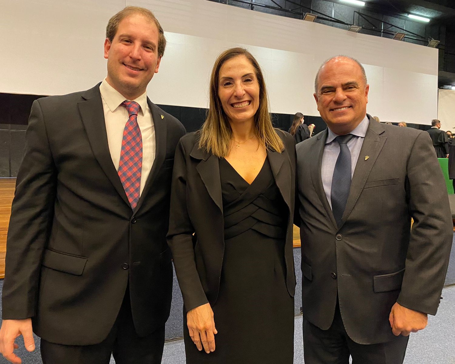 O vice-presidente e presidente da Comissão Técnica de Educação do CRMV-SP, Fábio Manhoso; a integrante da Comissão Técnica de Educação, Kátia Denise Saraiva Bresciani; e o presidente da Comissão Técnica de Políticas Públicas, Raphael Marco Blech Hamaoui, posam para a foto. Estão de pé, lado a lado, sorrindo.