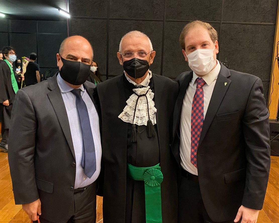 o vice-presidente do CRMV-SP e presidente da Comissão Técnica de Educação, Fábio Manhoso; o docente da FMVZ-USP e ex-conselheiro do Regional, José Antonio Visintin; e o presidente da Comissão Técnica de Políticas Públicas, Raphael Marco Blech Hamaoui, posam para a foto. Estão de pé, lado a lado, de máscara. Visintin está vestindo uma beca preta com uma faixa verde.