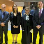 o vice-presidente do CRMV-SP e presidente da Comissão Técnica de Educação, Fábio Manhoso; a integrante da Comissão Técnica de Educação, Kátia Denise Saraiva Bresciani; a vice-diretora da FMVZ-USP, Denise Fantoni; e o presidente da Comissão Técnica de Políticas Públicas do CRMV-SP, Raphael Marco Blech Hamaoui, posam para a foto. Estão todos de pé, lado a lado sorrindo em uma sala com o chão amarelo. Denise veste uma beca com faixa verde.