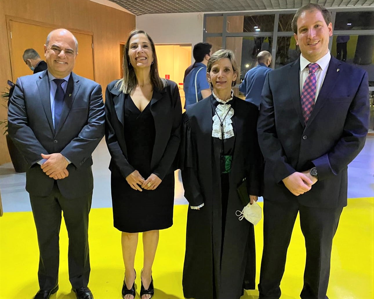 o vice-presidente do CRMV-SP e presidente da Comissão Técnica de Educação, Fábio Manhoso; a integrante da Comissão Técnica de Educação, Kátia Denise Saraiva Bresciani; a vice-diretora da FMVZ-USP, Denise Fantoni; e o presidente da Comissão Técnica de Políticas Públicas do CRMV-SP, Raphael Marco Blech Hamaoui, posam para a foto. Estão todos de pé, lado a lado sorrindo em uma sala com o chão amarelo. Denise veste uma beca com faixa verde.