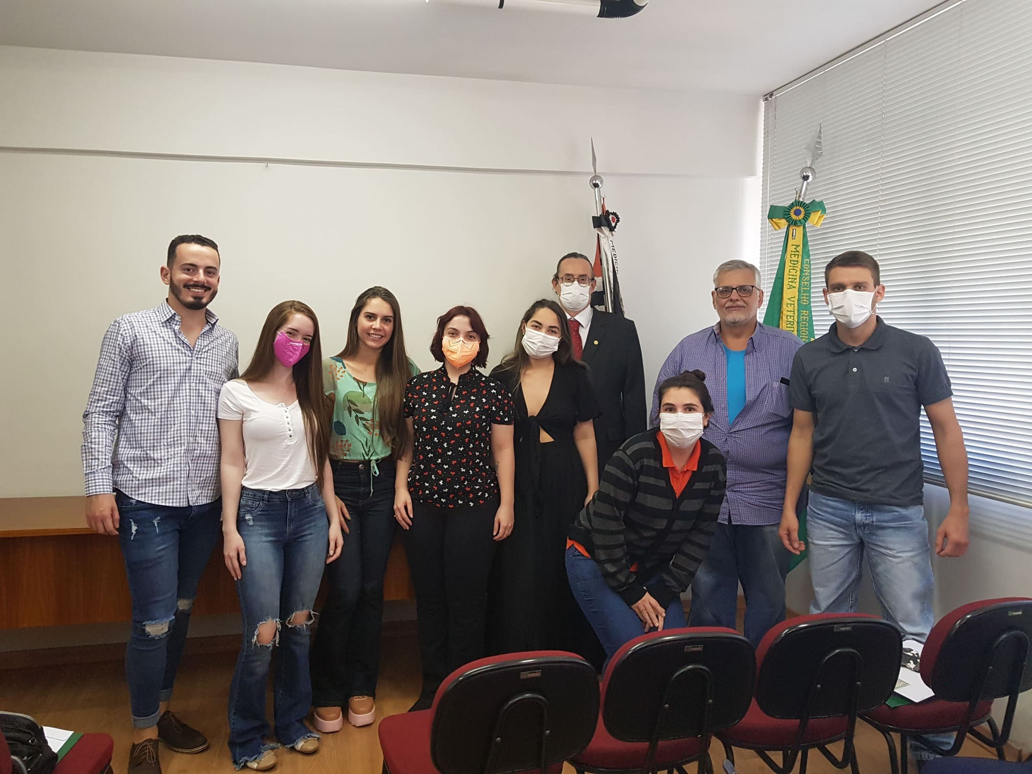 Foto coletiva com os novos profissionais médicos-veterinários e zootecnistas de Araçatuba e região