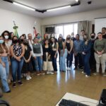 Foto coletiva com os novos profissionais médicos-veterinários e zootecnistas de Botucatu e região com o representante regional do CRMV-SP.