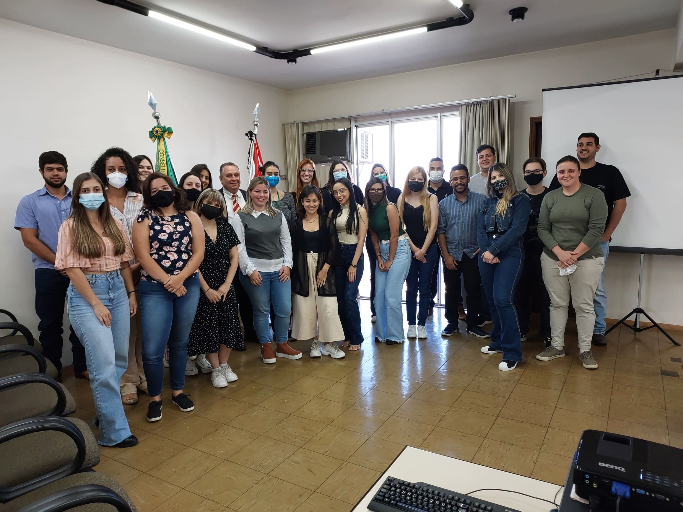 Foto coletiva com os novos profissionais médicos-veterinários e zootecnistas de Botucatu e região com o representante regional do CRMV-SP.