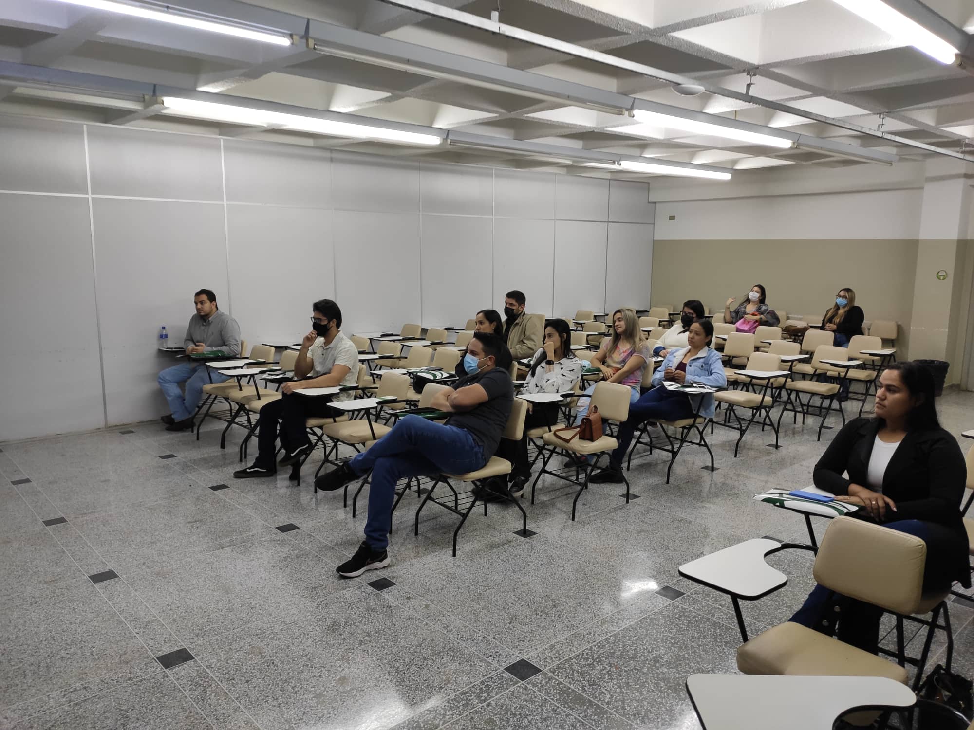 Foto do auditório da Unoeste os novos profissionais médicos-veterinários e zootecnistas de Presidente Prudente e região assistindo a palestra do representante regional do CRMV-SP.