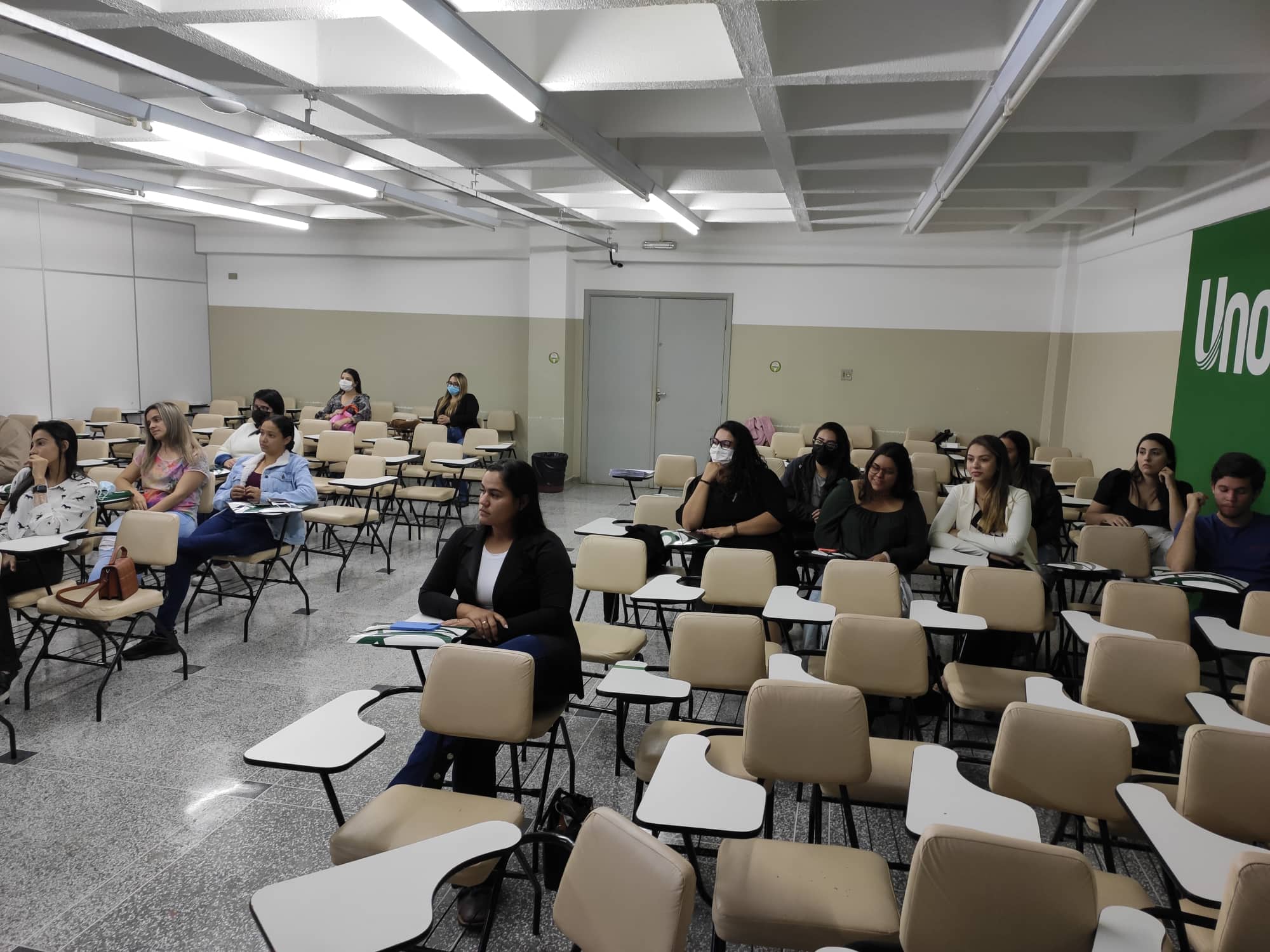 Foto do auditório da Unoeste os novos profissionais médicos-veterinários e zootecnistas de Presidente Prudente e região assistindo a palestra do representante regional do CRMV-SP.