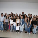 Foto coletiva dos novos profissionais médicos-veterinários e zootecnistas de Santos e região com o representante regional do CRMV-SP.