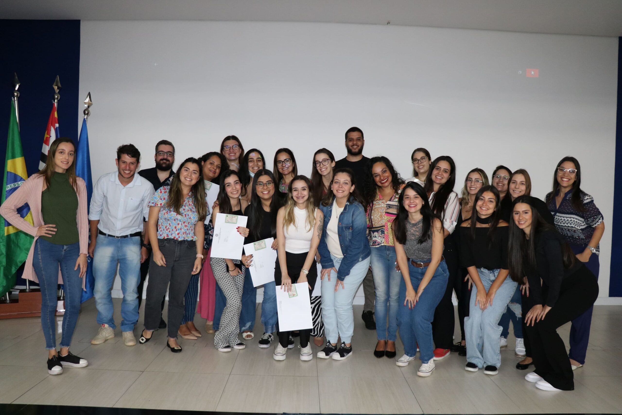 Foto coletiva dos novos profissionais médicos-veterinários e zootecnistas de Santos e região com o representante regional do CRMV-SP.