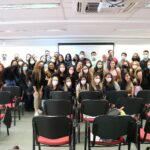 : Foto coletiva dos novos profissionais médicos-veterinários e zootecnistas da Grande São Paulo com o vice-presidente do CRMV-SP.