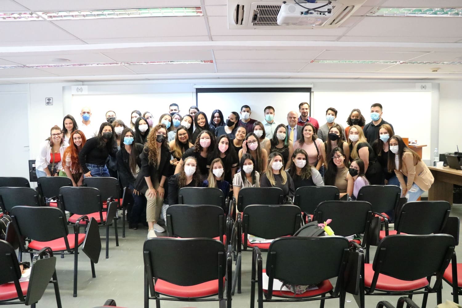 : Foto coletiva dos novos profissionais médicos-veterinários e zootecnistas da Grande São Paulo com o vice-presidente do CRMV-SP.