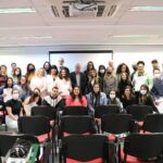 Foto coletiva dos novos profissionais médicos-veterinários e zootecnistas da Grande São Paulo com o vice-presidente do CRMV-SP.