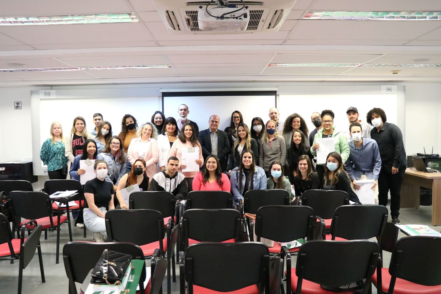 Foto coletiva dos novos profissionais médicos-veterinários e zootecnistas da Grande São Paulo com o vice-presidente do CRMV-SP.