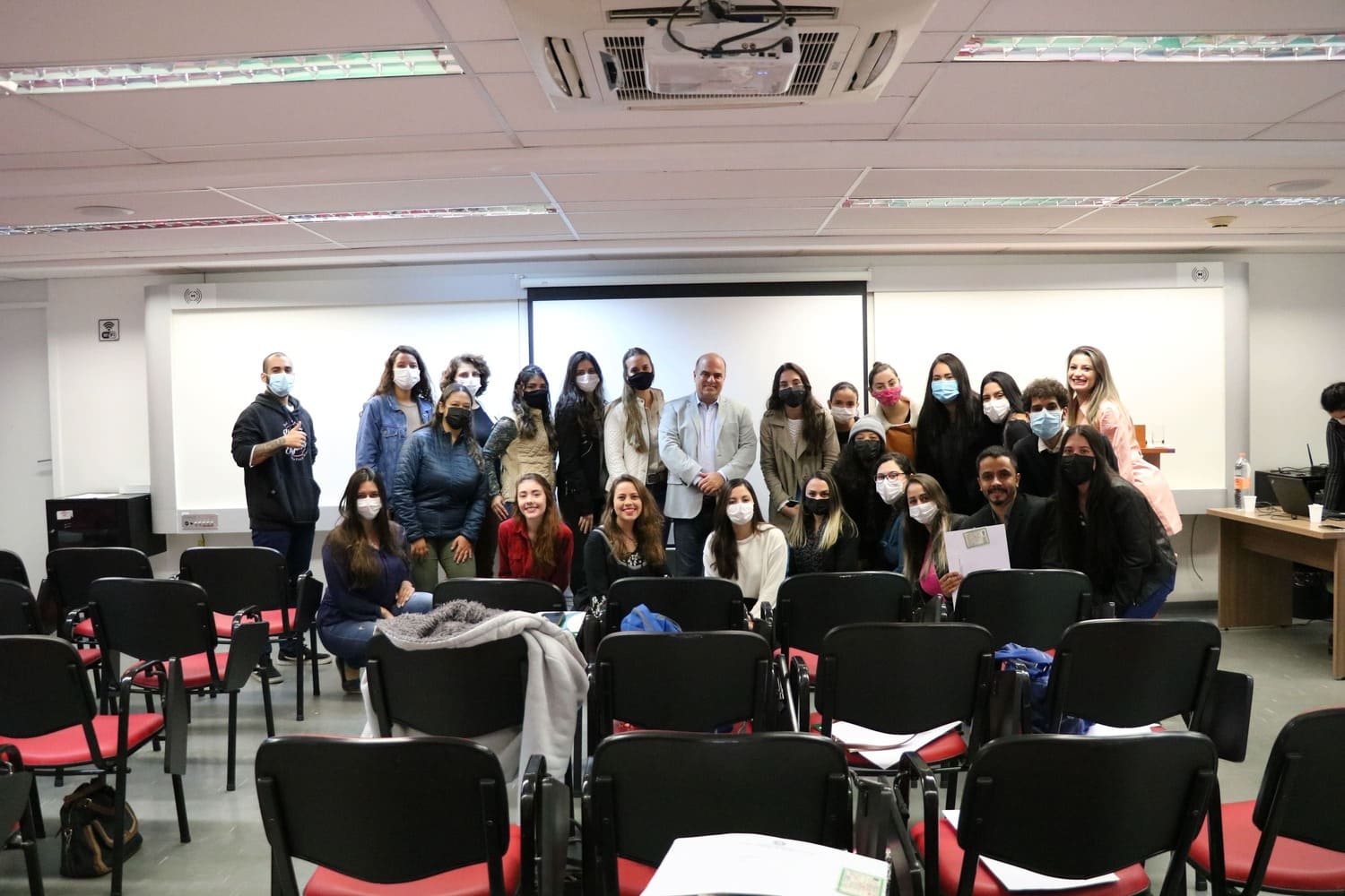 Foto coletiva dos novos profissionais médicos-veterinários e zootecnistas da Grande São Paulo com o vice-presidente do CRMV-SP.
