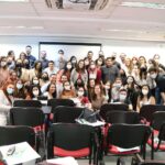 Foto coletiva dos novos profissionais médicos-veterinários e zootecnistas da Grande São Paulo com a tesoureira do CRMV-SP.