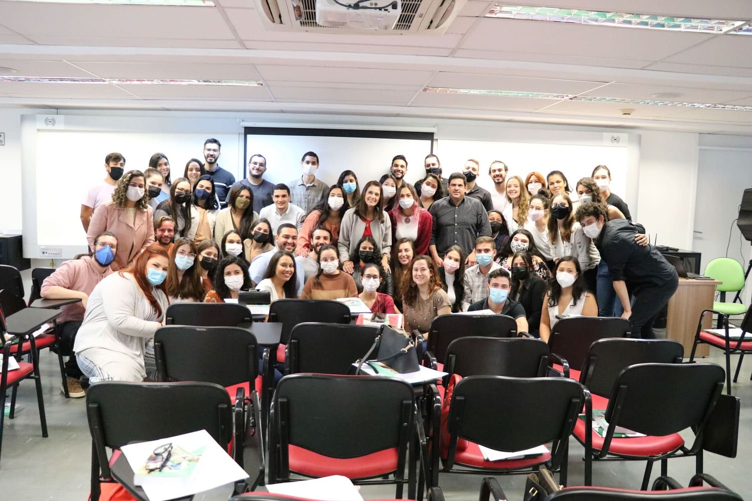 Foto coletiva dos novos profissionais médicos-veterinários e zootecnistas da Grande São Paulo com a tesoureira do CRMV-SP.