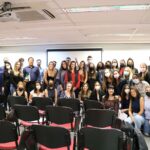 Foto coletiva dos novos profissionais médicos-veterinários e zootecnistas da Grande São Paulo com a tesoureira do CRMV-SP.