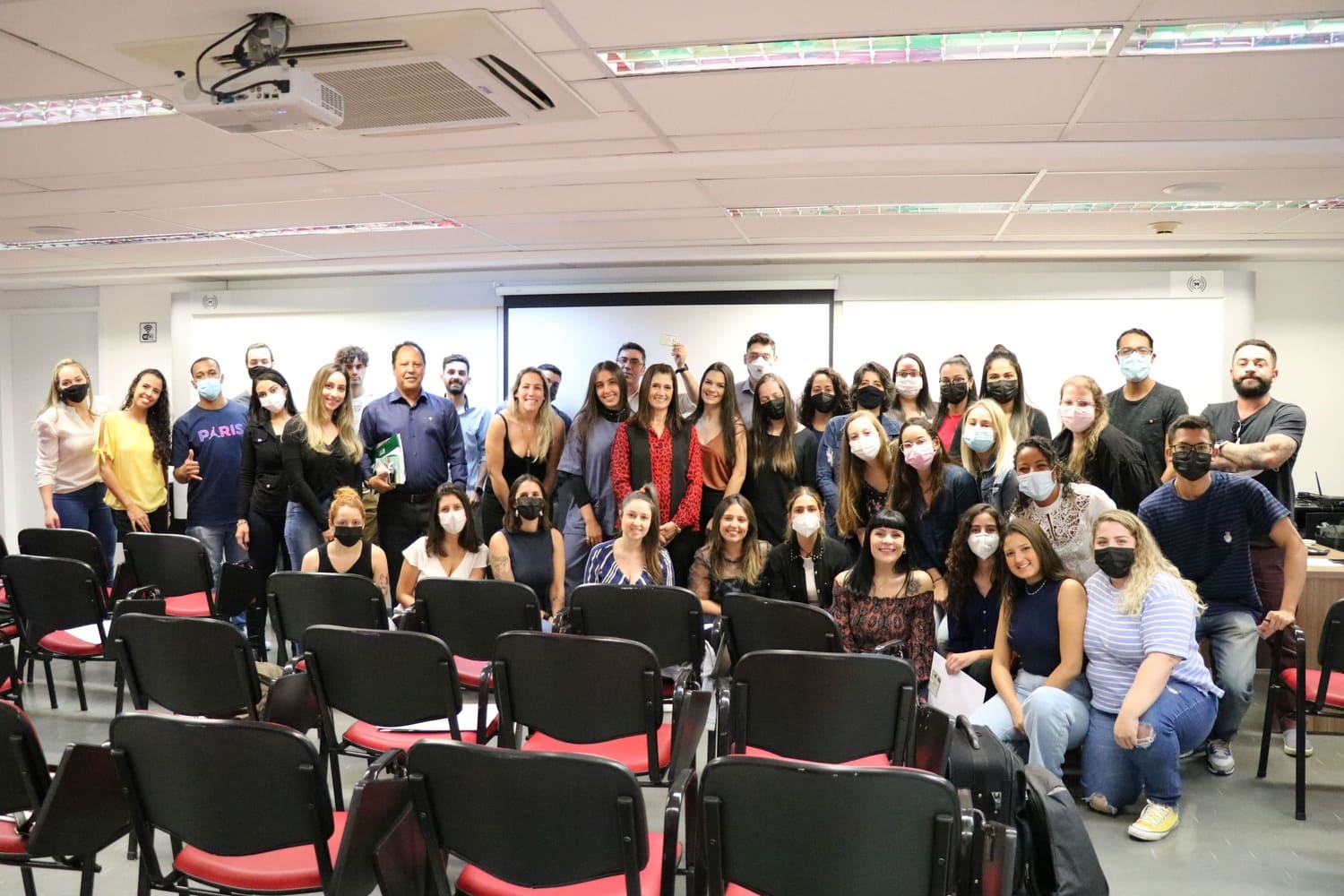 Foto coletiva dos novos profissionais médicos-veterinários e zootecnistas da Grande São Paulo com a tesoureira do CRMV-SP.