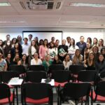 Foto coletiva dos novos profissionais médicos-veterinários e zootecnistas da Grande São Paulo com a tesoureira do CRMV-SP.