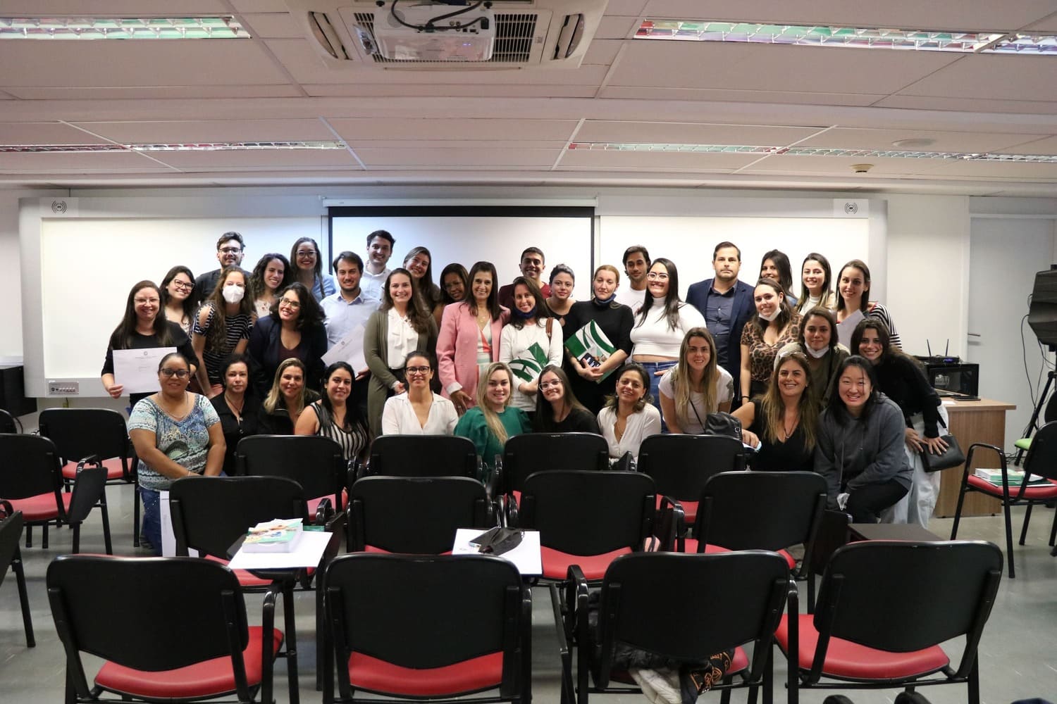 Foto coletiva dos novos profissionais médicos-veterinários e zootecnistas da Grande São Paulo com a tesoureira do CRMV-SP.