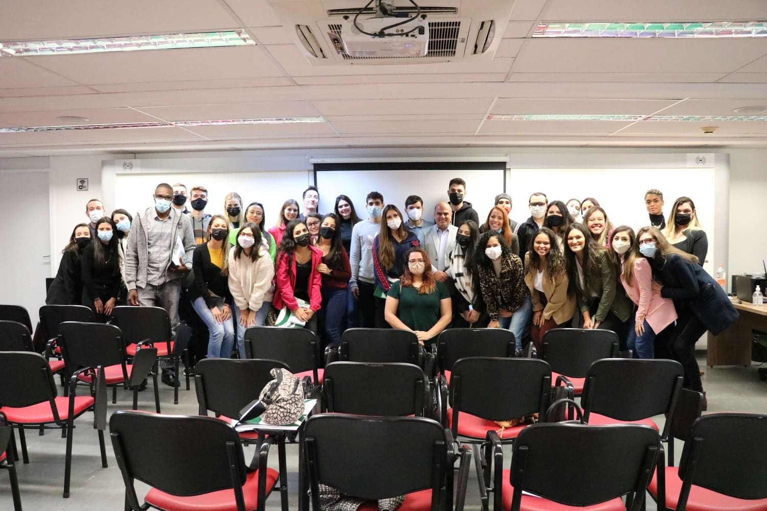 Foto coletiva dos novos profissionais médicos-veterinários e zootecnistas da Grande São Paulo com o vice-presidente do CRMV-SP.
