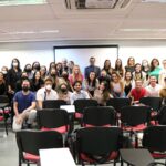 Foto coletiva dos novos profissionais médicos-veterinários e zootecnistas da Grande São Paulo com o secretário-geral do CRMV-SP.