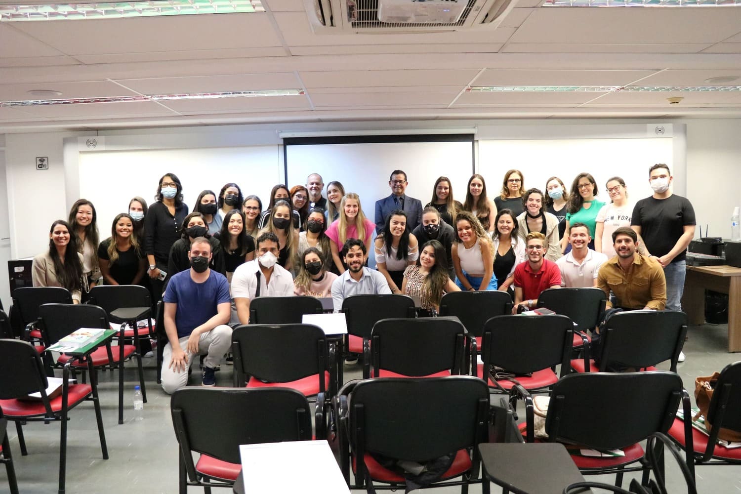 Foto coletiva dos novos profissionais médicos-veterinários e zootecnistas da Grande São Paulo com o secretário-geral do CRMV-SP.