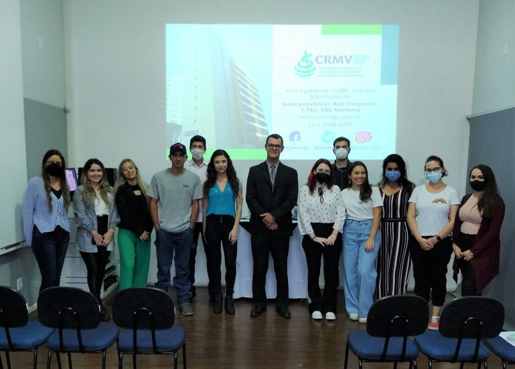 Foto coletiva dos novos profissionais médicos-veterinários e zootecnistas de Taubaté e região com o representante regional do CRMV-SP.