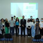 Foto coletiva dos novos profissionais médicos-veterinários e zootecnistas de Taubaté e região com o representante regional do CRMV-SP.