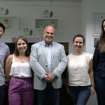 Novos fiscais e o vice-presidente do CRMV-SP (ao centro) posam de pé sorrindo para a foto.