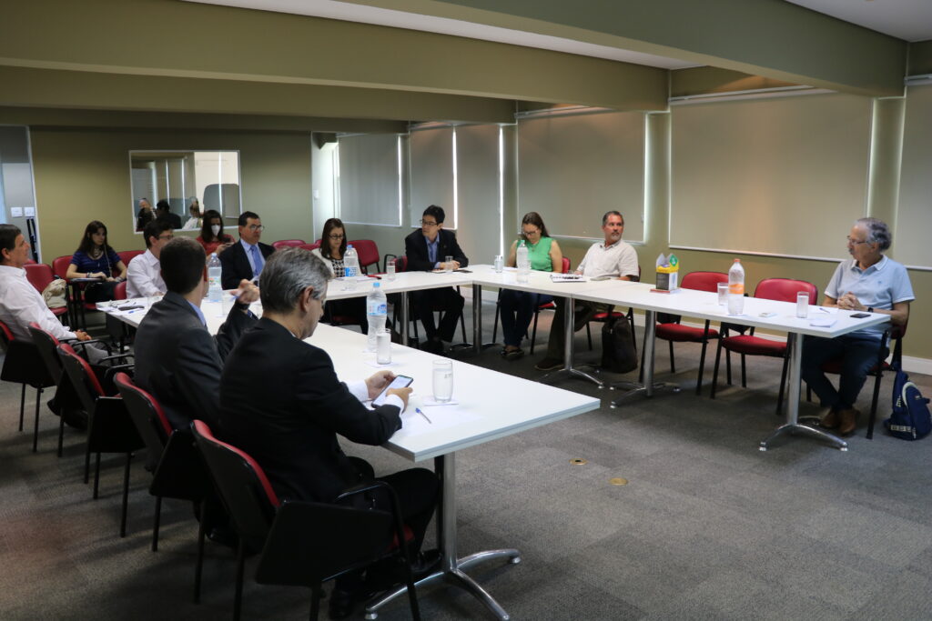 Diretores e representantes do CRMV-SP reunidos com representantes do setor de defesa agropecuária em uma mesa de reunião.