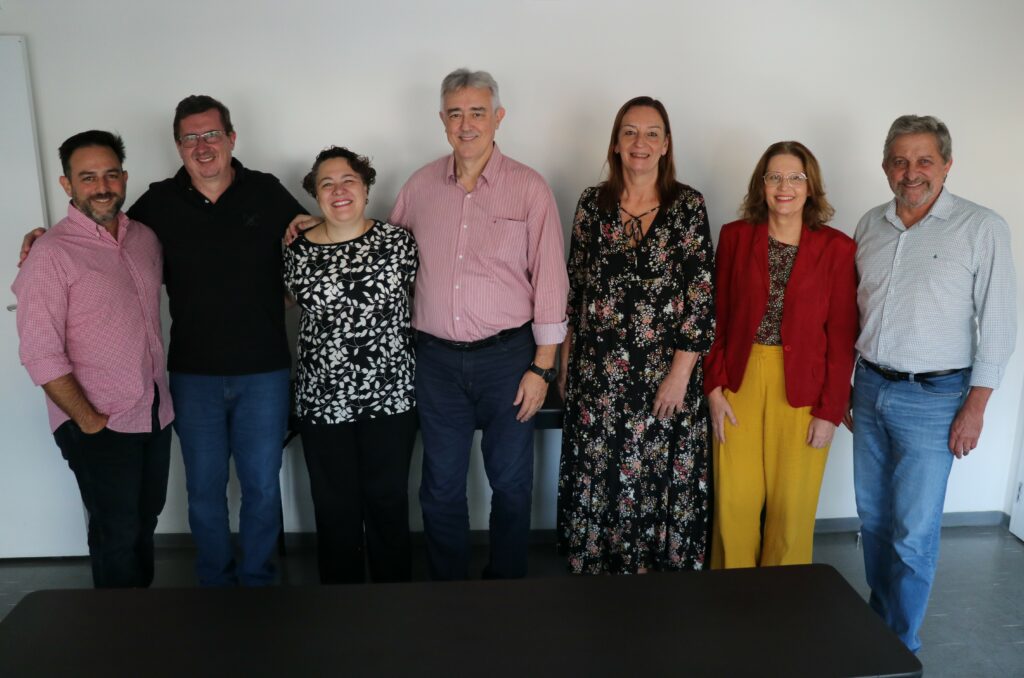 Membros da Comissão Técnica de Zootecnia e Educação posam sorridentes para foto