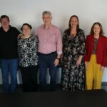 Membros da Comissão Técnica de Zootecnia e Educação posam sorridentes para foto