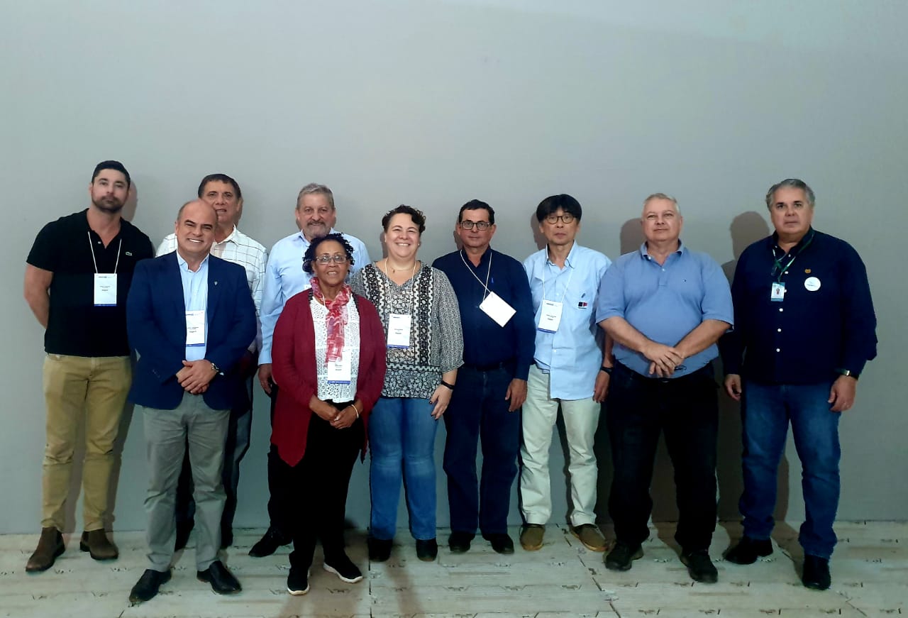 Foto mostra membros do CRMV-SP presentes ao evento.
