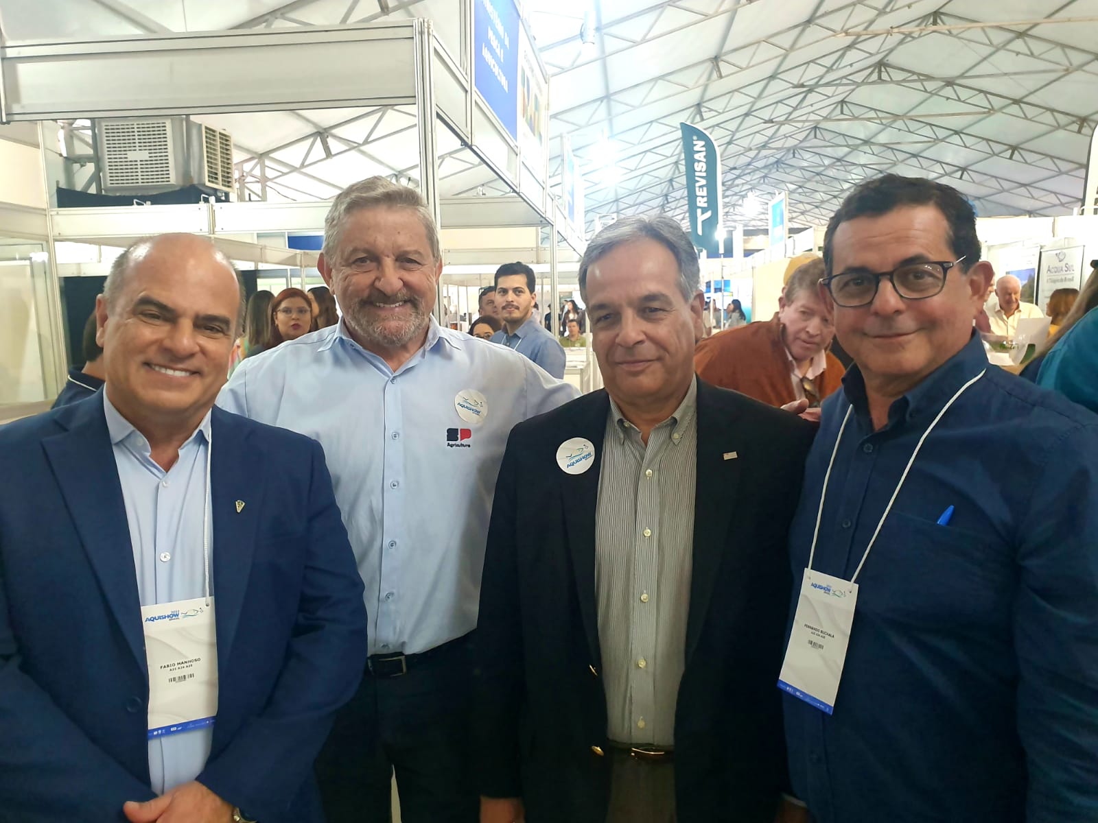 Foto mostra membros do CRMV-SP, da direita para a esquerda: Fábio Manhoso (vice-presidente do CRMV-SP), Luiz Marques da Silva Ayroza (membro da Comissão Técnica de Aquicultura do CRMV-SP), Antonio Julio Junqueira Queiroz (Secretário de Agricultura e Abastecimento do estado de São Paulo), Fernando Gomes Buchala (secretário-geral do CRMV-SP).