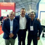 Foto mostra, da esquerda para a direita: Fábio Manhoso vice-presidente do CRMV-SP), Itamar Borges (ex-secretário estadual de Agricultura e deputado estadual por São Paulo), e Fernando Gomes Buchala (secretário-geral do CRMV-SP).