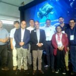 Imagem mostra membros do CRMV-SP em frente a um painel do evento.