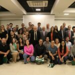 Na foto estão todos os participantes do CRMV-SP Escuta de Piracicaba. Eles posam para foto todos juntos e sorridentes. Alguns estão agachados e outros de pé. Ao centro está o presidente do CRMV-SP.
