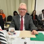 Imagem mostra o presidente do CRMV-SP, Odemilson Donizete Mossero. Ele está sentado e sorrindo.