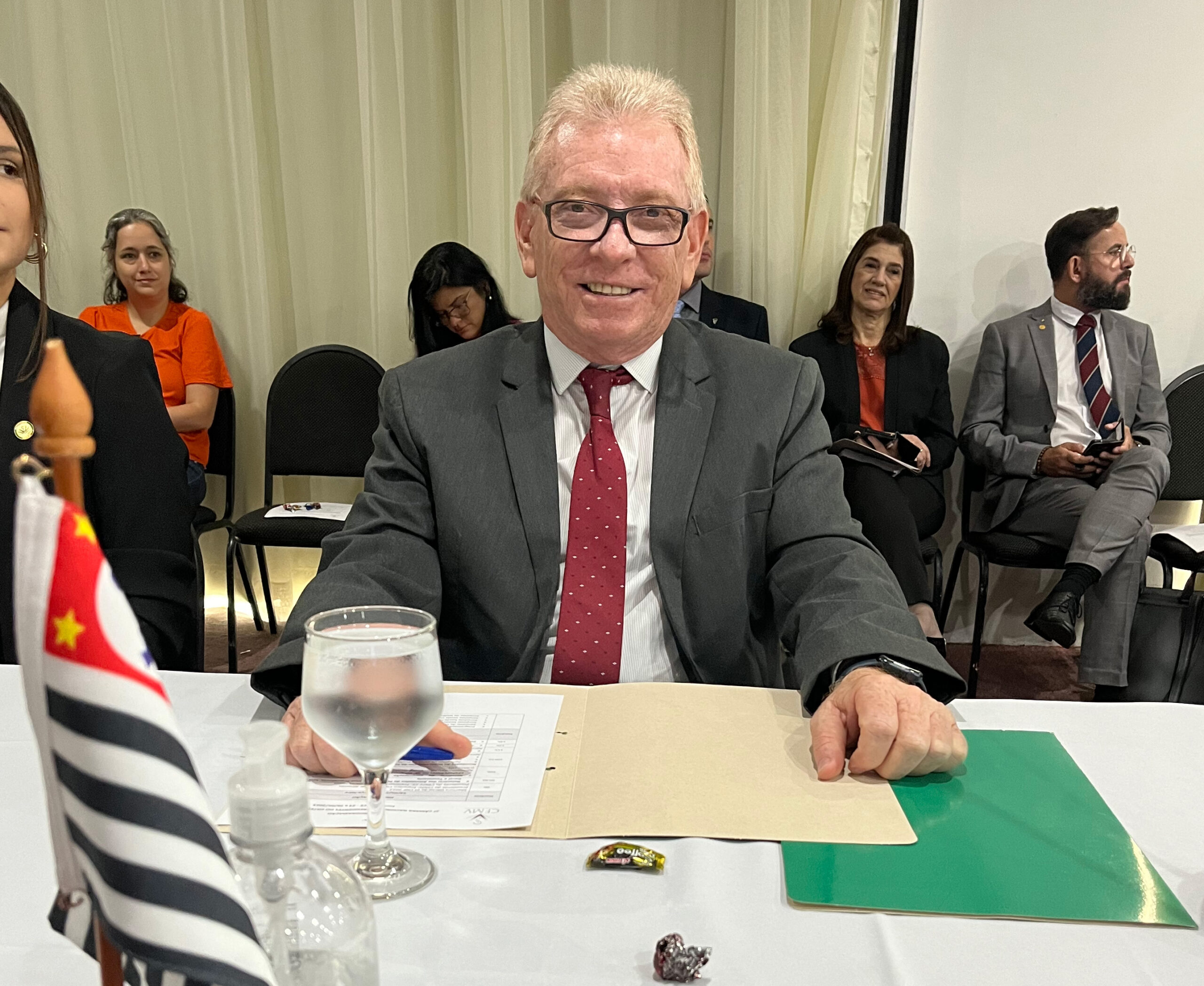 Imagem mostra o presidente do CRMV-SP, Odemilson Donizete Mossero. Ele está sentado e sorrindo.