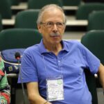 A foto mostra Ricardo Moreira Calil, médico-veterinário e presidente da Comissão Técnica de Alimentos do Conselho Regional de Medicina Veterinária do Estado de São Paulo (CRMV-SP). Ele está sentado, veste camisa azul e está prestando atenção ao evento.