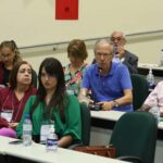 A foto mostra alguns membros dos CRMVs sentados.