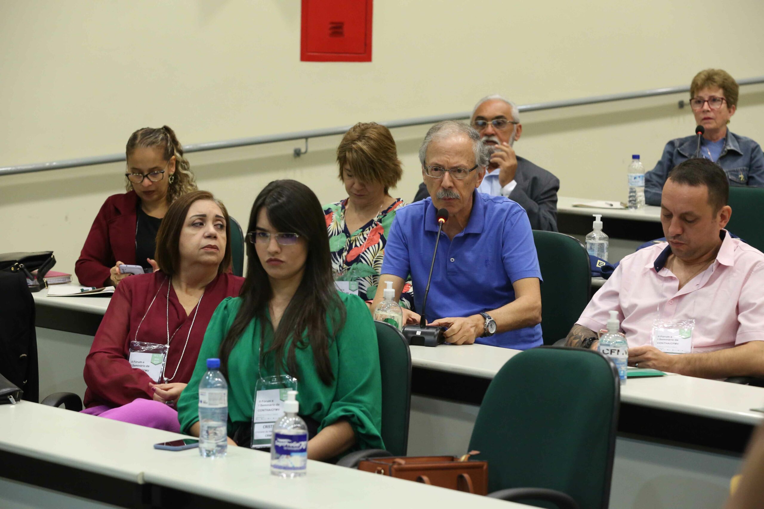 A foto mostra alguns membros dos CRMVs sentados.