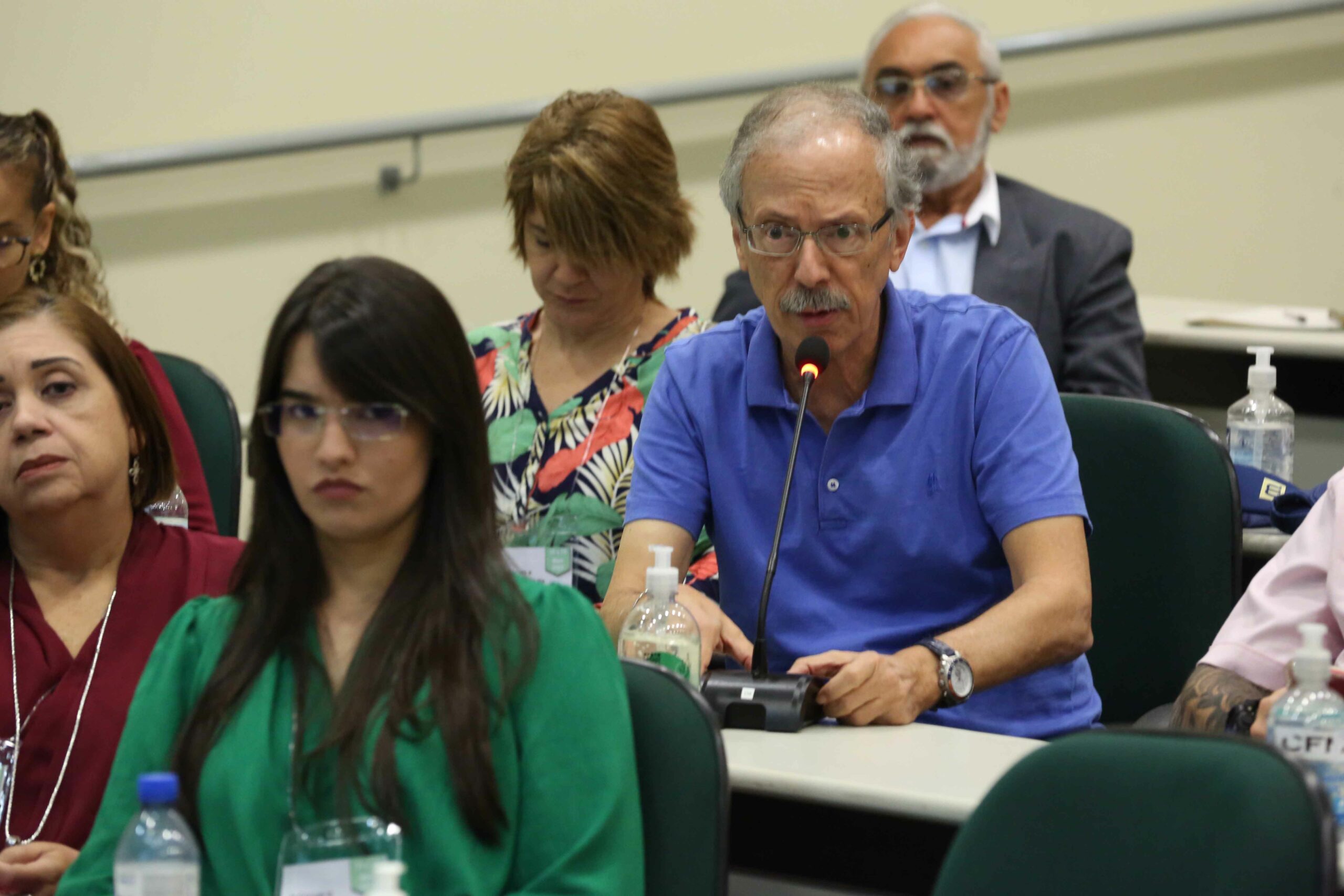 A foto mostra alguns membros dos diversos CRMVs ouvindo Ricardo Moreira Calil, médico-veterinário e presidente da Comissão Técnica de Alimentos do Conselho Regional de Medicina Veterinária do Estado de São Paulo (CRMV-SP), que está falando. Eles estão sentados.