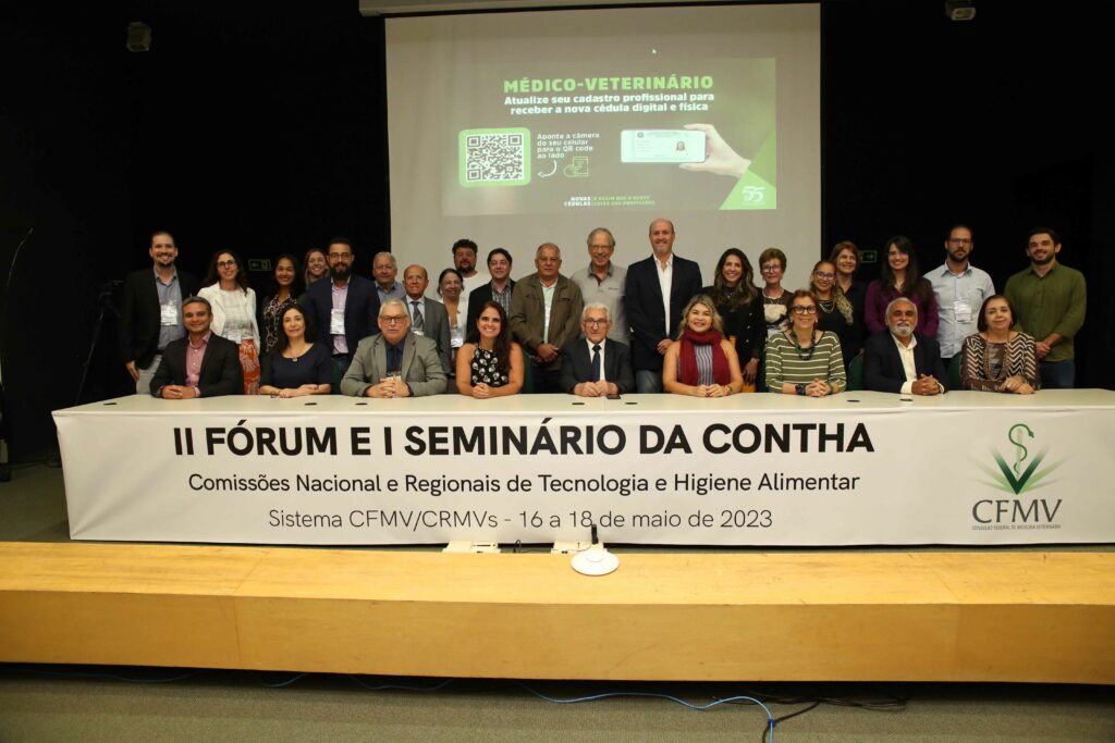 Imagem mostra membros dos CRMVs reunidos