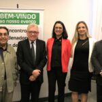 Na foto há três homens e duas mulheres. Trata-se do palestrante Luiz Marins, do presidente do CRMV-SP e integrantes da Comissão Técnica de Educação. Eles estão em pé, sorriem para a foto e estão posicionados lado a lado em frente a um banner com os dizeres: "Bem-vindos ao nosso evento".