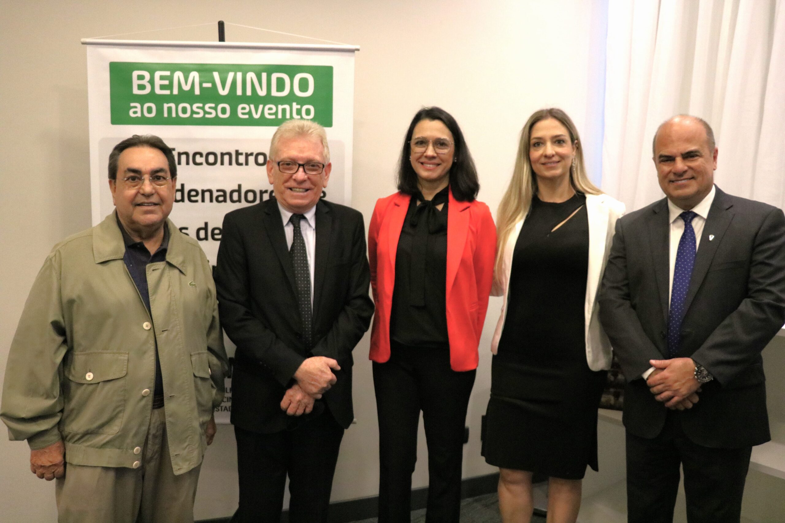 Na foto há três homens e duas mulheres. Trata-se do palestrante Luiz Marins, do presidente do CRMV-SP e integrantes da Comissão Técnica de Educação. Eles estão em pé, sorriem para a foto e estão posicionados lado a lado em frente a um banner com os dizeres: "Bem-vindos ao nosso evento".