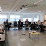 Imagem mostra membros da Comissão Técnica de Zootecnia e Ensino do CRMV-SP sentados em cadeiras dispostas em formato quadrado e conversando.