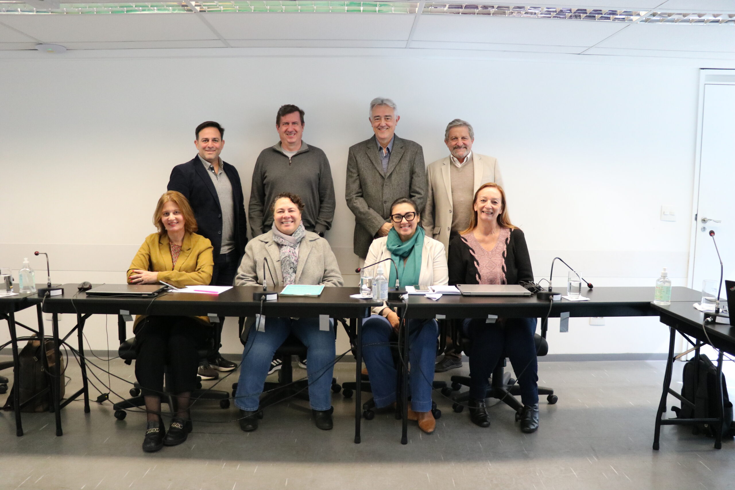 Imagem mostra membros da Comissão Técnica de Zootecnia e Ensino do CRMV-SP: quatro homens em pé e quatro mulheres sentadas.