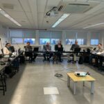 Imagem mostra membros da Comissão Técnica de Zootecnia e Ensino do CRMV-SP sentados em cadeiras dispostas em formato quadrado e conversando.